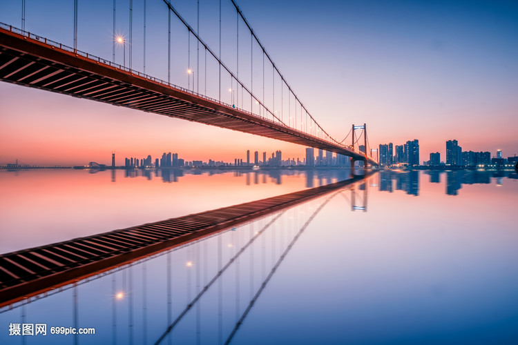 武漢璀璨夜色 鸚鵡洲長江大橋的光影交響